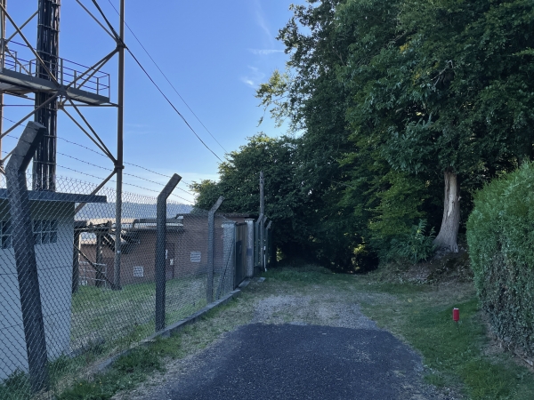 Je suis au Gibet, emplacement des exécutions par pendaison sous l'ancien régime. La vue sur Pont-Audemer est cachée par l'antenne qui a remplacé le gibet. Le chemin continue en face.