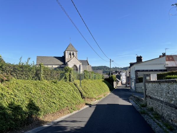 Me voilà de retour à Saint-Germain-Village. Je vais contourner l'église Saint-Germain (XIe, XIIIe, XVe) pour fermer la boucle.