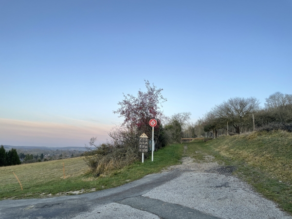 Nous commençons notre randonnée à partir du parking du cimetière de Ménilles, où se trouve le départ de notre premier chemin.