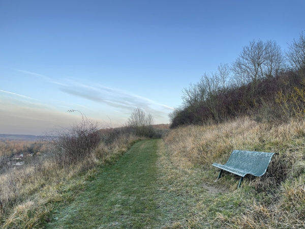 Non seulement le chemin est parfaitement entretenu, mais il est doté de bancs tournés vers le panorama sur la vallée de l'Eure.