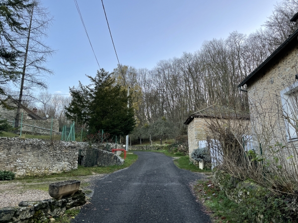 Nous arrivons au hameau de la Fontenelle, dont on devine l'accès à la source, protégé par un mur de pierre. La source est toujours utilisée par les habitants.