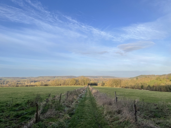 Après la Fortelle, nous descendons vers la vallée par ce chemin rectiligne à la vue dégagée.
