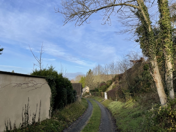 Le chemin arrive presque au niveau du Pont de la 1ère Dlm 11 et 12 juin 1940. Ce pont a été nommé ainsi en hommage à l'un des combats les plus sanglants de la campagne de l'Île de France.