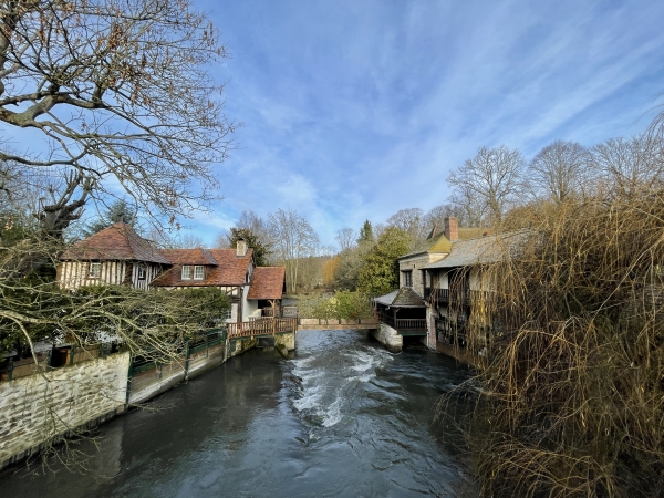Nous sommes sur le pont, devant l'anciens moulins sur l'Eure. Celui de gauche est sur la commune d'Hardencourt-Cocherel, celui de droite sur Houlbec-Cocherel.