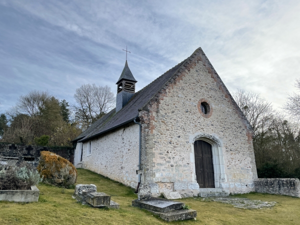 Nous sommes revenus sur nos pas, et nous nous arrêtons devant l'église Notre-Dame de Cocherel de Houlbec-Cocherel. Elle serait une des premières églises de la chrétienté médiévale. L'église actuelle date du XVIe siècle.