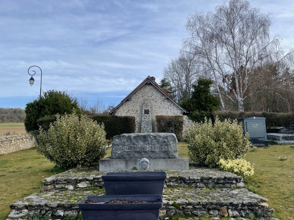 Dans le cimetière de l'église, se trouve la tombe d'Aristide Briand (Président du Conseil à 11 reprises sous la 3ème république), initiateur de la loi sur la laïcité de 1905.