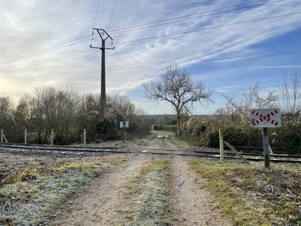 Nous traversons l'ancienne ligne Orléans-Chartres-Rouen. Cette ligne a été remise en valeur sur une section de Pacy-sur-Eure avec le CFVE (cf cfve.org). L'association permet de se plonger dans une ambiance d'époque, avec guichets, bâtiments et machines restaurés (dont une BB63000)...