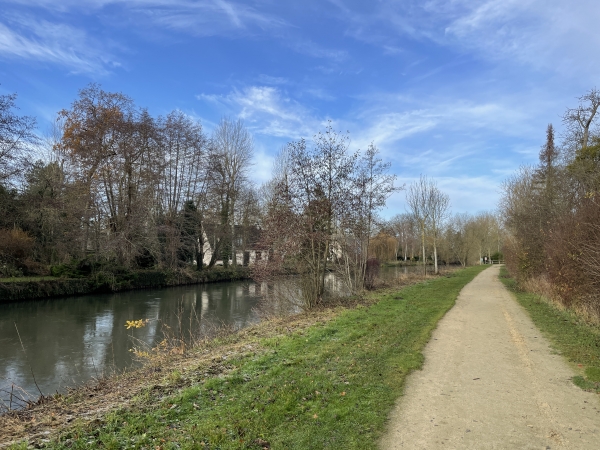 Nous sommes maintenant sur le sympathique chemin aménagé le long de l'Eure (regard arrière).