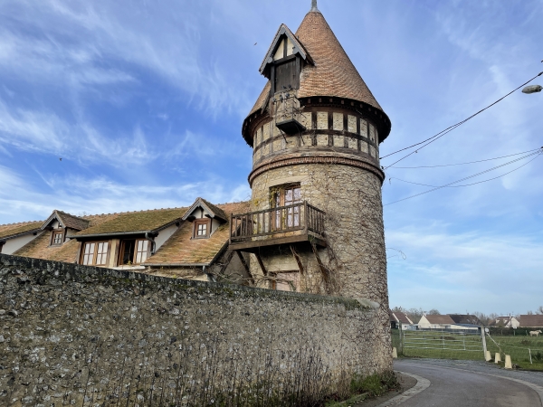 Nous longeons la Villa Maubuisson, et son étonnante tour.