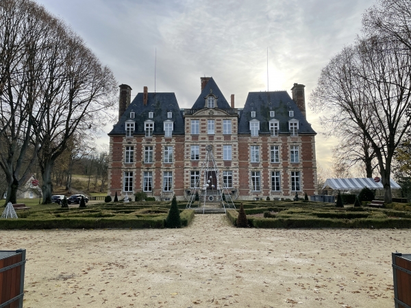 Nous traversons Ménilles, et longeons son château (XVIe). Construit pour Diane de Poitiers, il a été sauvé de la ruine par la ville de Gennevilliers qui en a fait un centre de vacances.