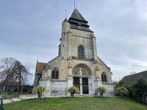 Près du château, voici l'église Saint-Pierre-et-Saint-Paul de Ménilles (XVIe). A noter, le portail renaissance dont les voussures représentent des anges tenant les instruments de la passion.