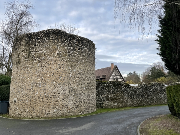Nous longeons les propriétés du Clos de l'Epine au Génétey, avec ici les vestiges d'une tour du manoir de l'Aumônerie.
