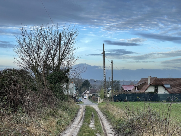 Nous entrons dans Saint-Martin-de-Boscherville. Nous allons suivre, en face, la rue du 8 mai 45.