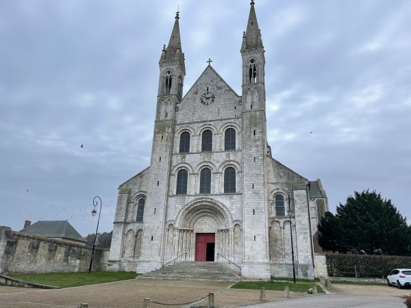 Et voilà la fameuse abbaye Saint-Georges. L'église abbatiale (XIIe) succède à un temple gallo-romain, un fanum et une chapelle franque ! Le village porte de le nom de l'ancienne église paroissiale dévolue à Saint-Martin.
