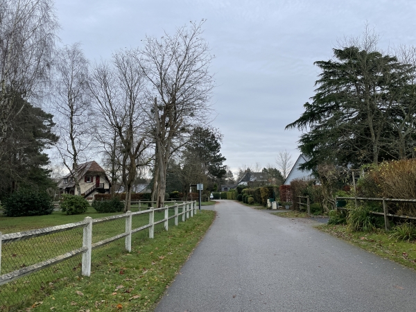 Nous longeons le Manoir de l'Aumônerie et la chapelle Saint-Gorgon et traversons le Génétey.