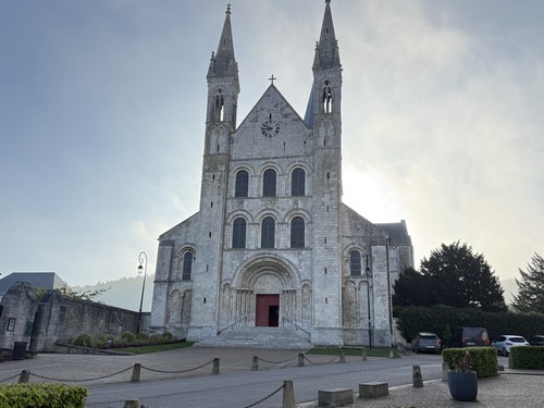 Nous partons du parking de la mairie de St-Martin-de-Boscherville et longeons la fameuse abbaye Saint-Georges. L'église abbatiale (XIIe) succède à un temple gallo-romain, un fanum et une chapelle franque ! L'église paroissiale Saint-Martin a disparu après la Révolution.