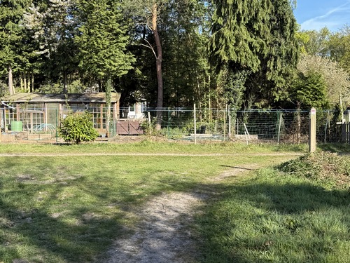 Nous retrouvons l'ancienne maison forestière, nous étions derrière elle tout à l'heure, et quittons le GR2 pour tourner à gauche.