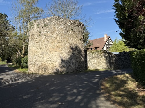 Nous longeons les propriétés du Clos de l'Epine au Génétey, avec ici les vestiges d'une tour du manoir de l'Aumônerie. La chapelle Saint-Gorgon n'est pas loin.
