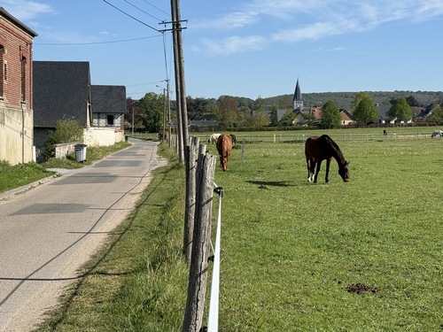 Entrée dans le village par la route du Brécy.