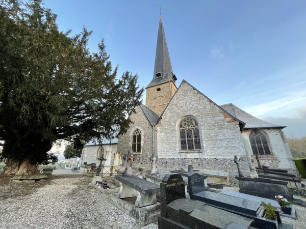 Nous partons du parking de la salle polyvalente de Freulleville, et descendons à l'église du Mystère de l'Assomption de Notre-Dame (XIIe, XVIe). Le cimetière, à l'ombre d'ifs plusieurs fois centenaires, renferme la tombe du Chevalier Dohin de la Goullerie, page de Louis XVI et propriétaire du manoir.