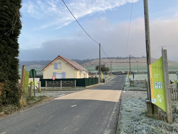 Nous rejoignons l'Avenue Verte que nous allons suivre, à gauche, vers le nord-est.