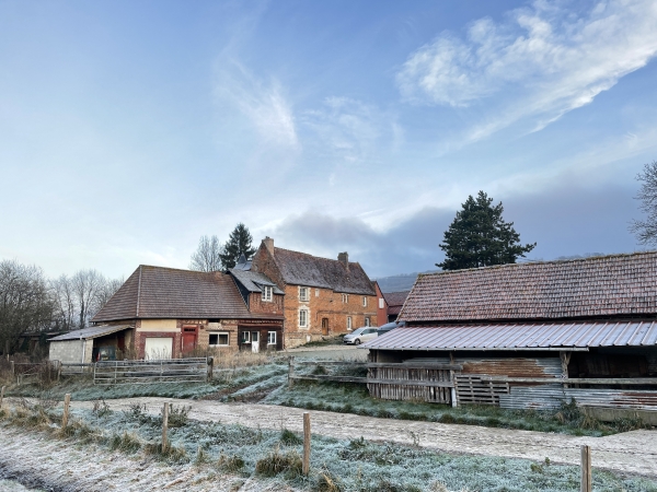 Ferme de Saint-Igny à Freulleville, vue depuis l'Avenue Verte.