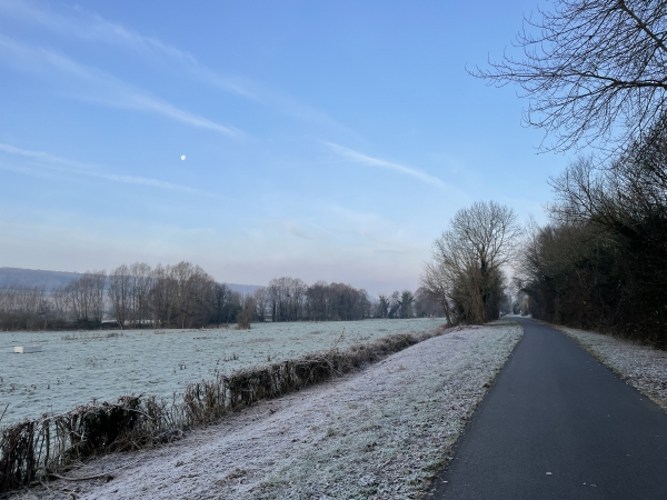 L'Avenue Verte est construite sur l'ancienne ligne de Saint-Denis à Dieppe. Elle était la voie ferrée la plus courte entre Paris et la mer. Le tronçon entre Gisors et Serqueux a rouvert en mars 2021 ! La fermeture du tronçon Serqueux - Dieppe, sur lequel nous sommes, a été jugée illégale en 2002, ce qui n'a pas empéché la création de l'Avenue Verte en 2003...