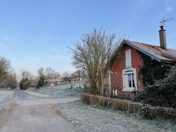 Ancien passage à niveau PN95, avec la maison du garde à droite.