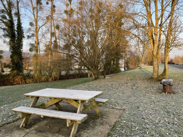 Aire de pique-nique, le long de l'Avenue Verte et de la Béthune.