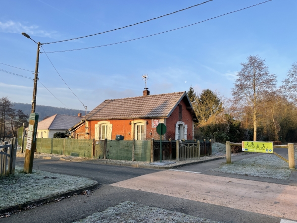 Nous arrivons au passage à niveau PN97, C'est ici que nous quittons l'Avenue Verte pour tourner à gauche, vers Ecremesnil.