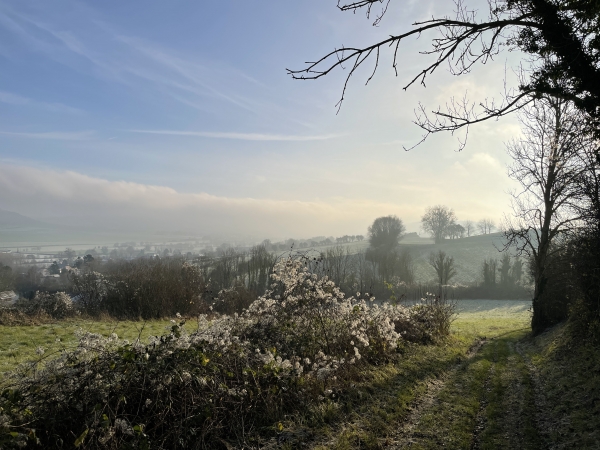 Nous marchons vers la rue des Deux Vallées qui entre dans Freulleville.