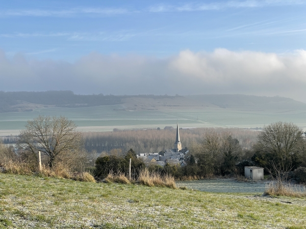 Nous voyons déjà Freulleville et le clocher de son église.