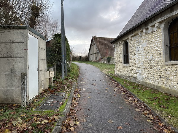 Nous partons de la mairie (un autre parking est proche de l'église), sur la D19, et longeons l'église Saint-Vaast (XIIe, XVIe, XVIIe)