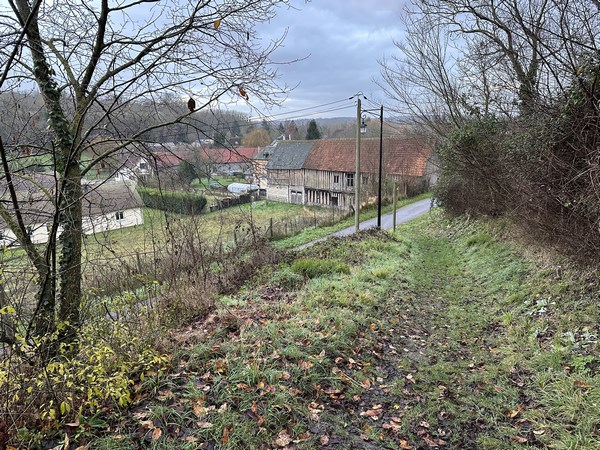 Regard arrière vers Connelles depuis le chemin du GR2.