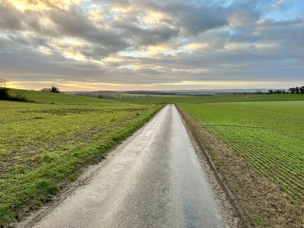 Nous rejoignons la petite route qui relie Connelles à Vatteville. Cette route est délaissée par les voitures qui préfèrent la D11.