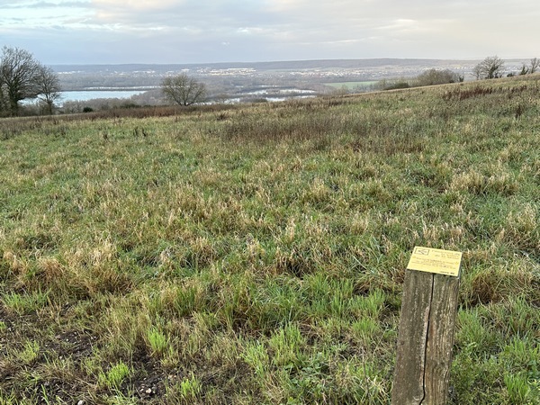 Nous sommes en bordure de plateau, avec un panorama sur le méandre de Poses et ses plans d'eau, dont la réserve ornithologique de la Grande Noë.