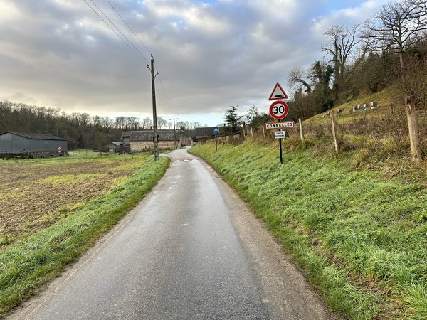 Dans le vallon, nous suivons la route de Daubeuf vers l'ouest.