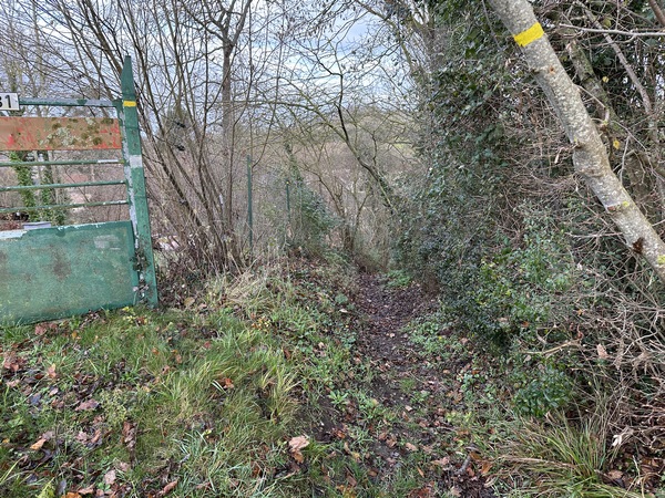 Un sentier relie le chemin de la Charrière au bourg.