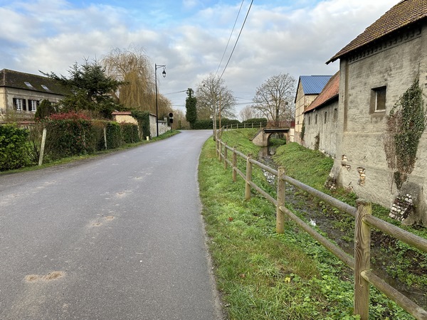 Nous approchons de la D19, les voitures sont un peu plus loin, à droite.