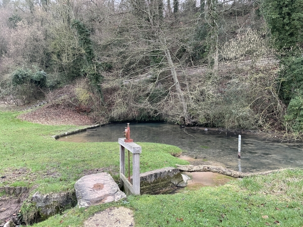Nous partons du parking du site de la source de l'Orbiquet. L'espace de la source est mis en valeur et aménagé, avec son ancien moulin, son lavoir, son aire de pique-nique. Derrière la résurgence on devine le chemin que nous allons suivre pour marcher vers l'église.
