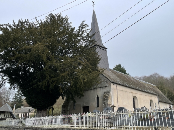 Nous longeons l'église de l'Assomption-de-Notre-Dame (XIIe) et suivons le GR26 en direction du sud.
