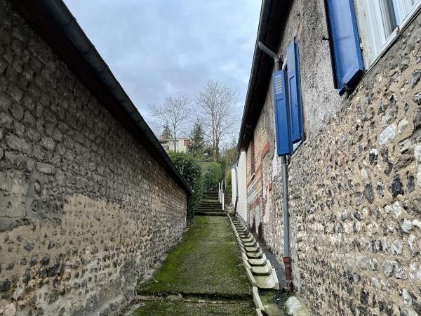 Dans la rue Gourdon, nous suivons l'escalier qui monte vers l'église.