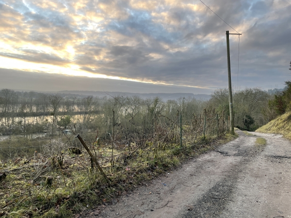 Nous marchons sur l'Allée du Roule qui perd son revêtement après les dernières maisons.