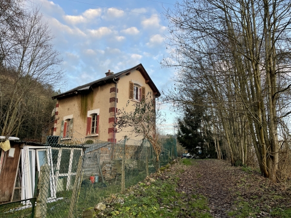 Nous passons devant la halte de La Sablière sur l'ancienne ligne St-Pierre-du-Vauvray - Les Andelys.