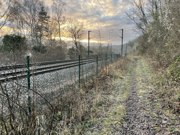 Nous longeons la ligne Paris - Le Havre sur une variante du GR2.