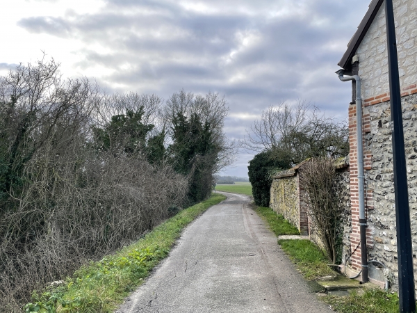Après l'église Saint-Germain, nous suivons le chemin des Côtes jusqu'à son premier carrefour.