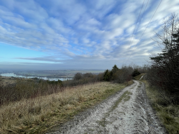 Nous tournons sur le chemin que suit le GR2, et qui descend vers la ferme de Bellengault.