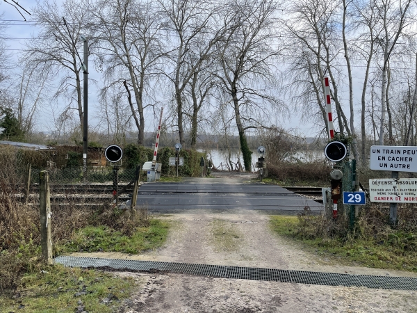 Nous traversons la ligne Paris - Le Havre, et quittons le GR2 pour tourner à gauche sur le chemin de halage.