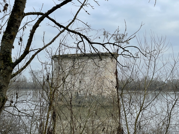 Nous passons devant l'une des deux dernières piles du pont de la ligne St-Pierre-du-Vauvray - Les Andelys. C'était un pont métallique construit par la société Eiffel, (voir l'album de la rando) et détruit en 1945.