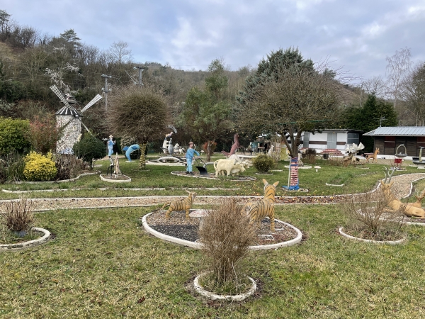 Nous passons devant le Jardin du Moulin Fleuri, création d'Edmont Delaporte, à la manière du Palais Idéal du facteur Cheval. Ce site étonnant est désormais entretenu par des bénévoles.